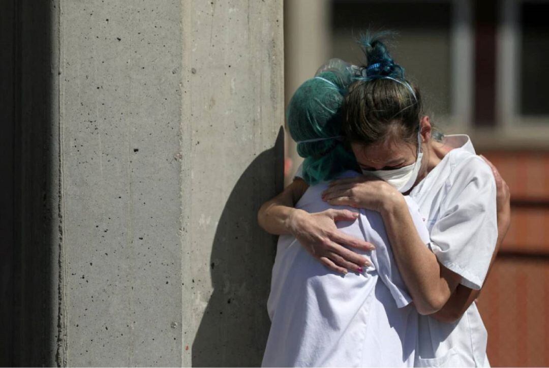 Sanitarias del Virgen del Rocío abrazadas