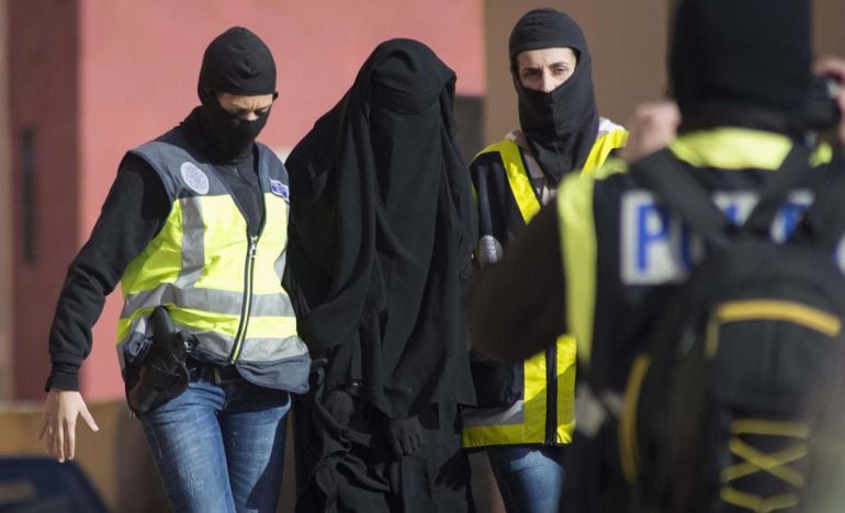 Agentes españoles detienen a una mujer en Melilla en una operación contra el terrorismo yihadista, el pasado 16 de diciembre