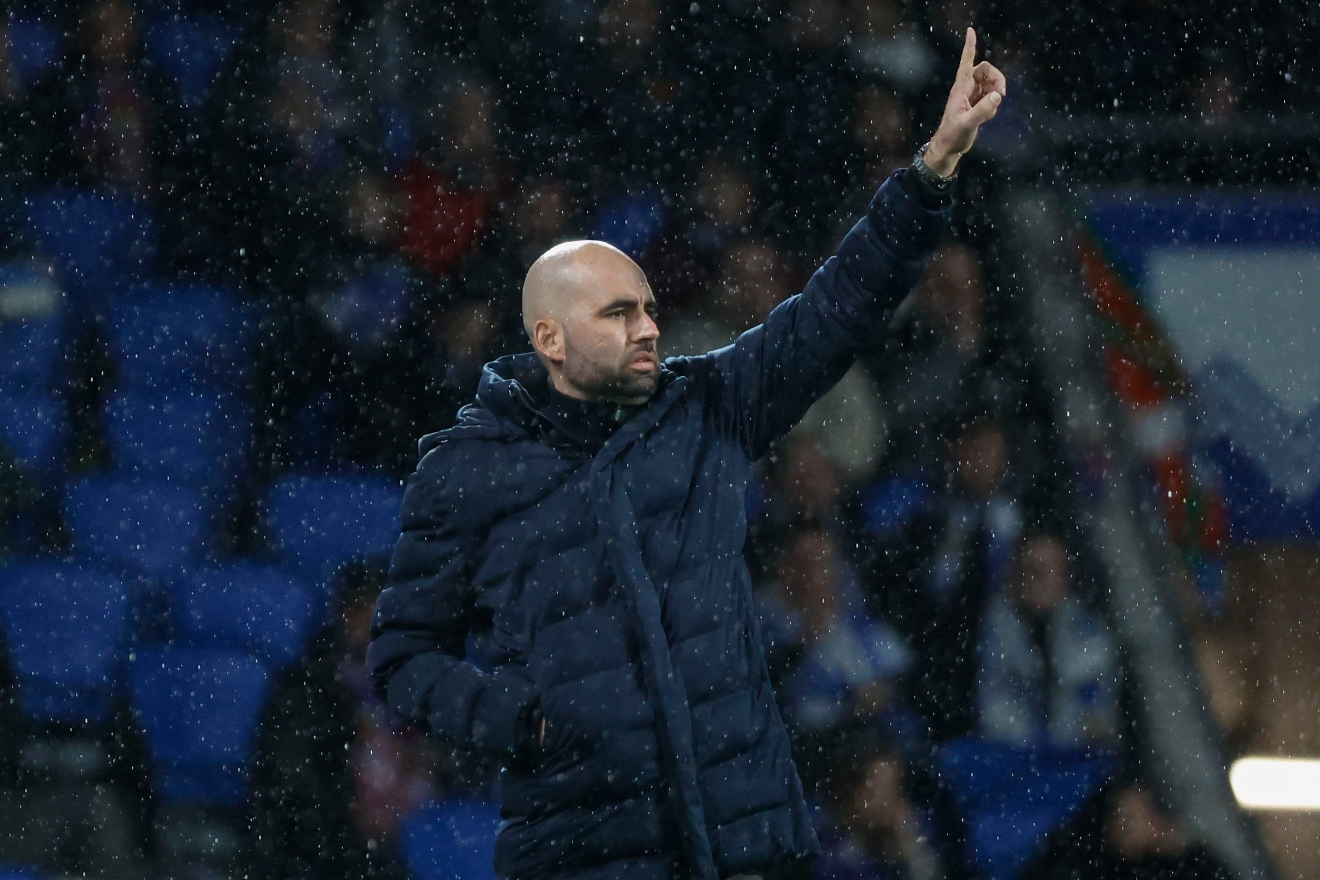 SAN SEBASTIÁN, 25/01/2026.- El entrenador del Celta de Vigo, Claudio Giráldez, durante el partido de LaLiga disputado entre la Real Sociedad y el Celta de Vigo este domingo en el estadio de Anoeta de San Sebastián. EFE/Javier Etxezarreta