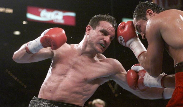 Javier Castillejo (i) lanza un gancho de izquierda a Oscar de La Hoya durante el mítico combate por el título del peso Superwelter de la WBC disputado en 2001 en el MGM Grand Hotel & Casino de Las Vegas (Estados Unidos). De La Hoya ganó a los puntos tras 