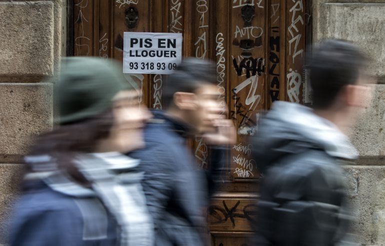 Anuncio de un piso en alquiler en una calle de Barcelona