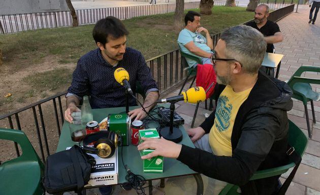 Javier Sánchez Serna, candidato de Unidas Podemos de cara al 10N, durante la entrevista con Paco Sánchez, en una cafetería cercana al IES Infante Don Juan Manuel.