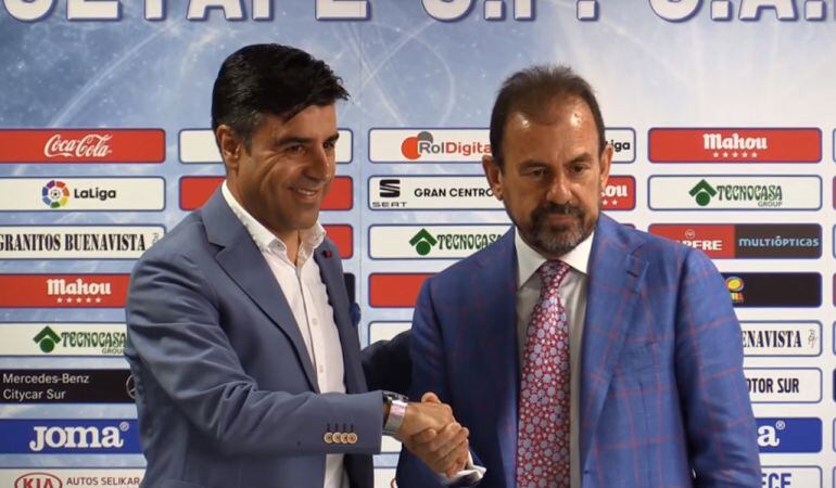 El presidente azulón Angel Torres (d) y el nuevo Director Deportivo, Nico Rodríguez, durante la presentación de este último este jueves.