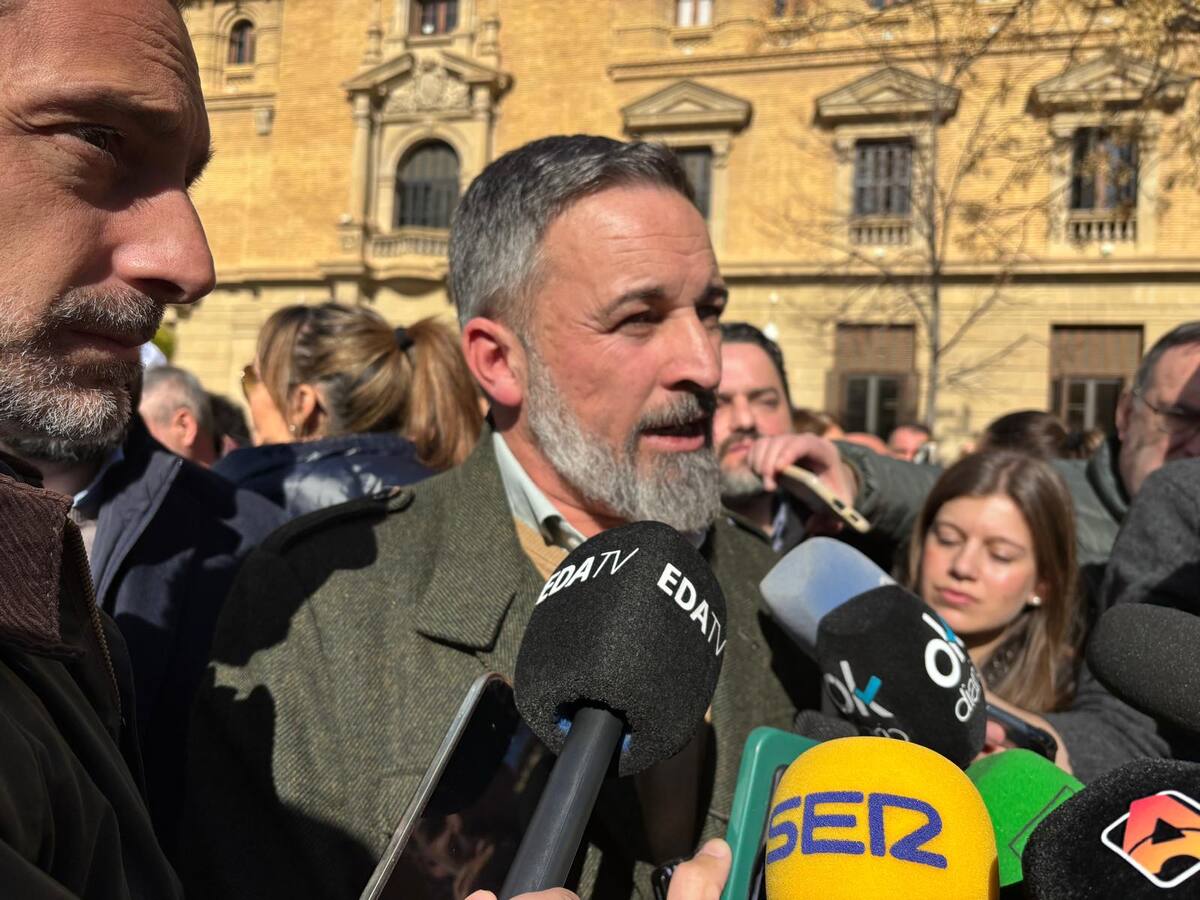 Abascal asegura que Vox dice lo mismo en todas partes, no como Feijóo que cambia de discurso según el lugar