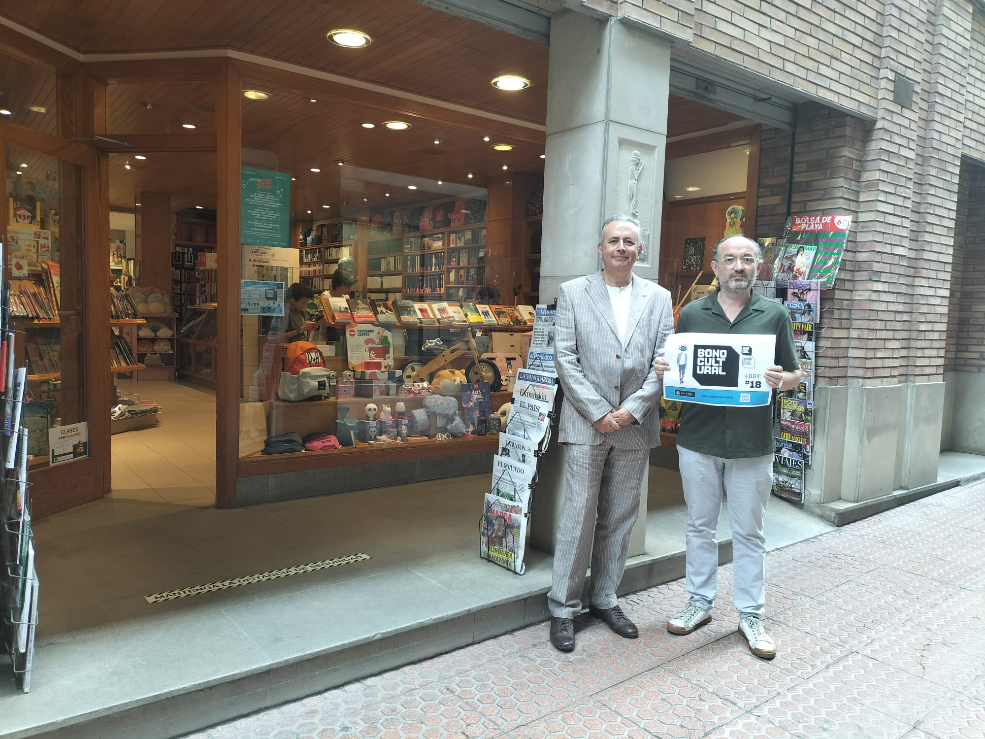 El subdelegado del Gobierno visitaba la Librería Moisés