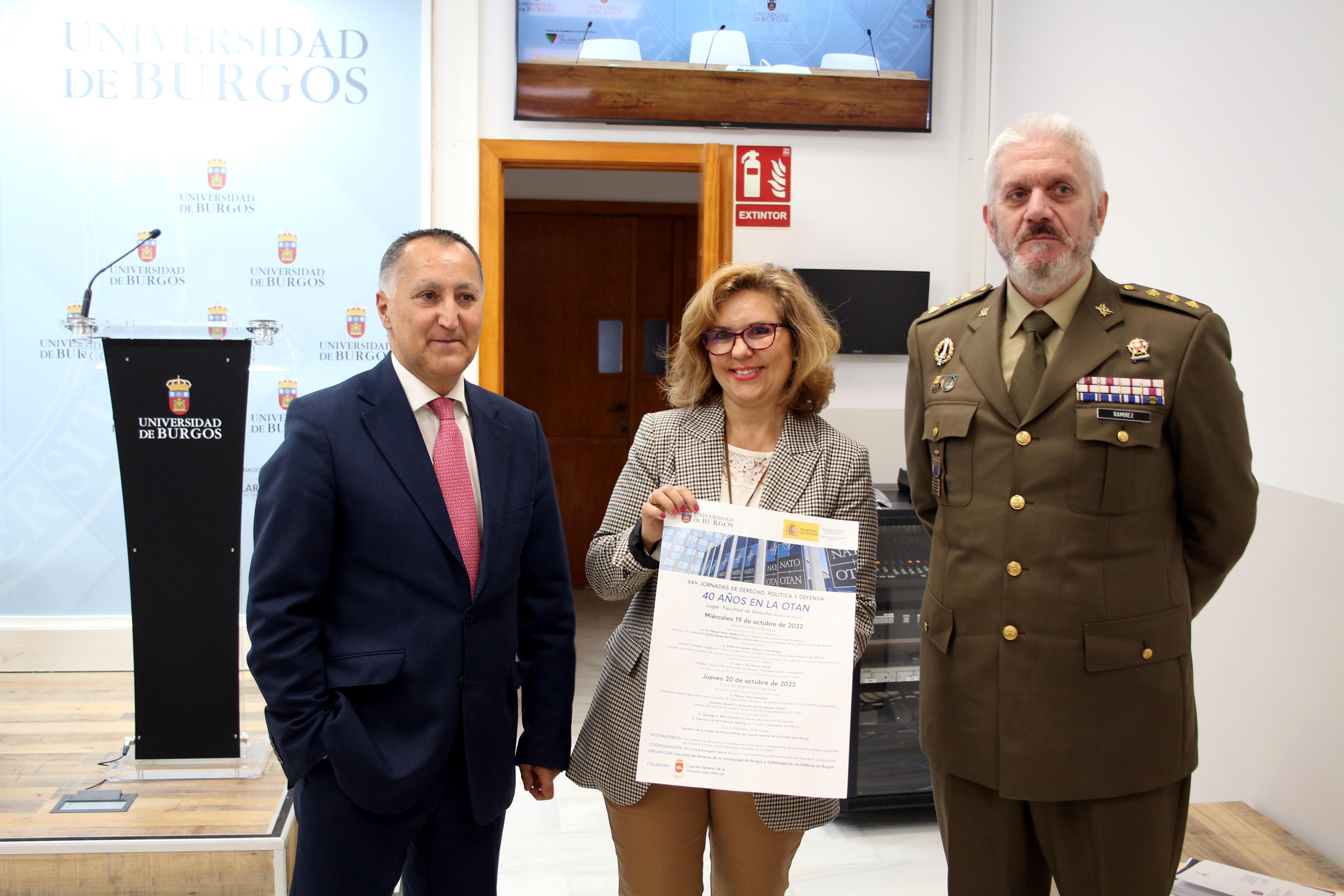 La coordinadora de las jornadas, Cristina Rodríguez, entre el decano de la Facultad de Derecho, Santiago Bello (izda) y el subdelegado de Defensa en Burgos, Fernando de Asís Ramírez