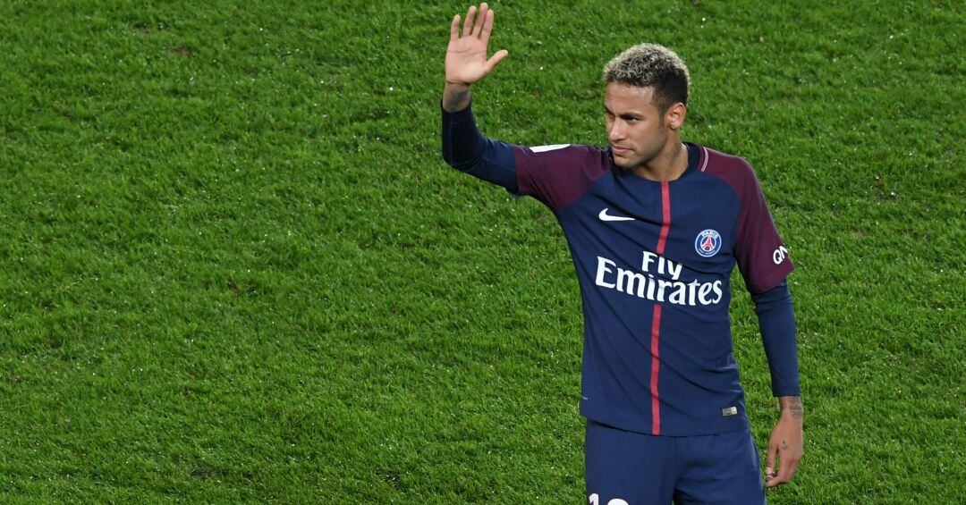 Neymar saluda a los aficionados del PSG.