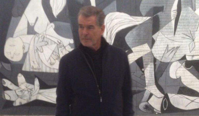 Pierce Brosnan, frente al &#039;Guernica&#039; en el Museo Reina Sofía de Madrid.