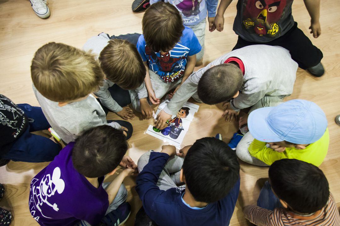 Infants en una activitat a la ludoteca de Santa Coloma.