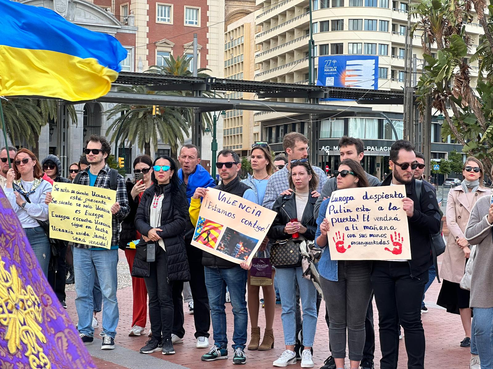 Concentración en la plaza de la Marina (Málaga) cuando se cumplen dos años del comienzo de la invasión rusa de Ucrania