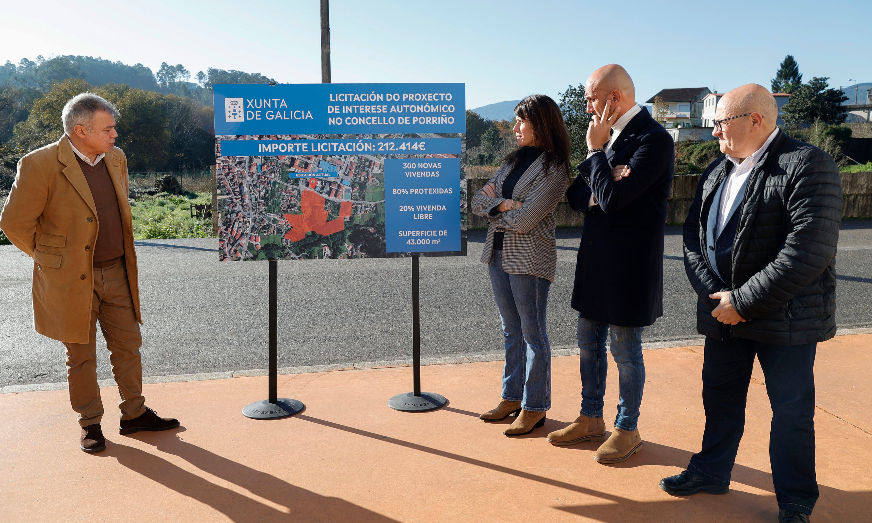 La conselleira de Vivenda, María Martíntez Allegue, durante su visita al ámbito donde se van a construir nuevos edificios en O Porriño