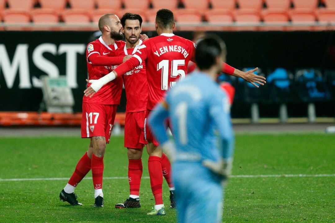 GRAFCVA644 VALENCIA, Los jugadores del Sevilla FC, festejan el gol marcado por Suso ante el Valencia CF, durante el encuentro entre ambos equipos jugado en el estadio de Mestalla (Valencia). EFE, Kai Försterling