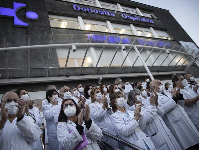 SAN SEBASTIÁN, 06/02/2023.- Los jefes de servicio de la OSI Donostialdea frente al Hospital Donostia EFE/ Javier Etxezarreta / Javier Etxezarreta EFE