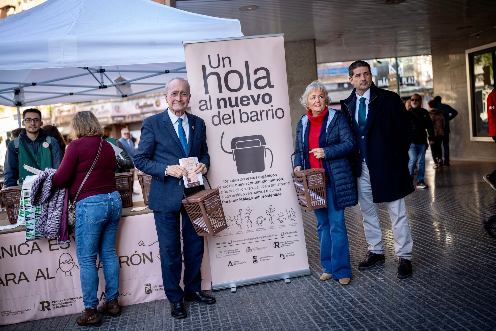 El alcalde de Málaga, Francisco de la Torre, junto a la concejala de Servicios Operativos y responsable de Limasam, Teresa Porras, ha presentado la campaña que arranca hoy y que se va desarrollar en este primer trimestre del año.