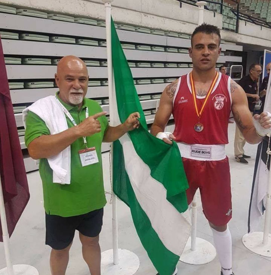 Carlos Pinteño, a la derecha, tras proclamarse campeón andaluz