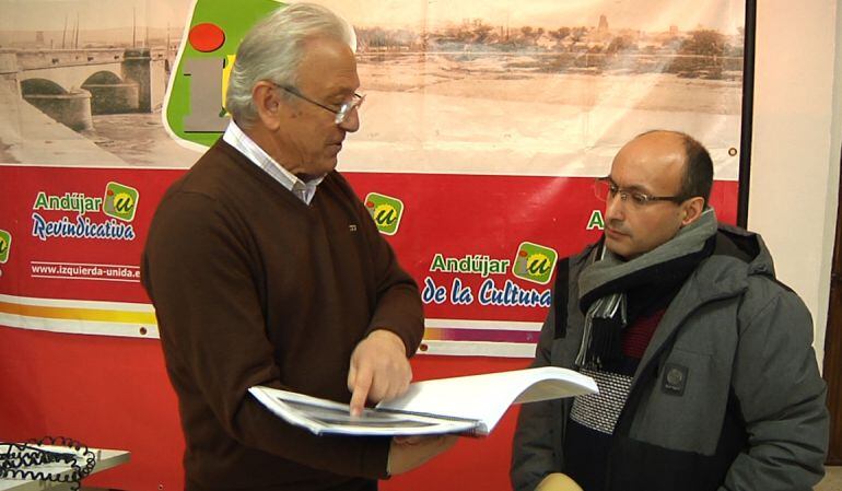 José Manuel Marín, coordinador del área local de Medio Ambiente de IU, muestra el proyecto a José  Expósito (&#039;Hora 14&#039; - SER Andújar)