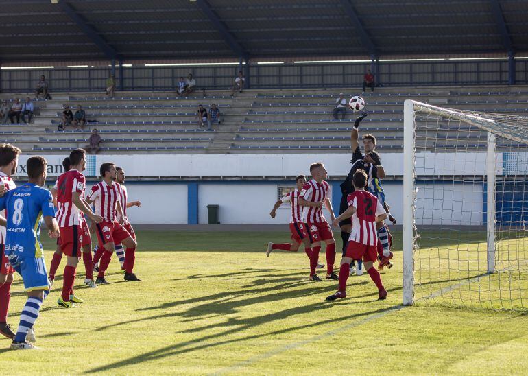 El portero del Bembibre Ivanildo fue uno de los destacados ante la Arandina.