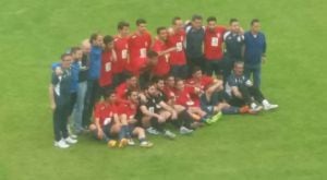 Jugadores y cuerpo técnico celebran el título de liga sobre el césped del Adolfo Suárez