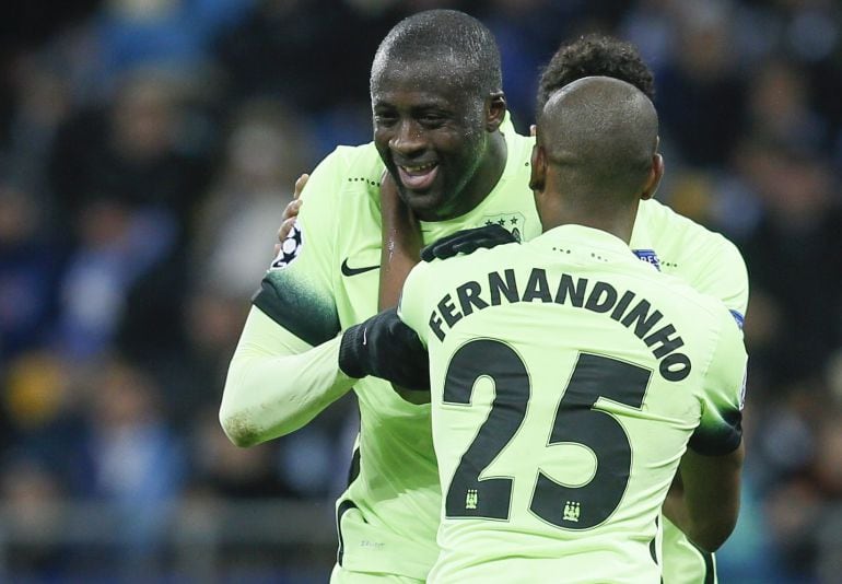 Touré celebra el gol con sus compañeros del City.