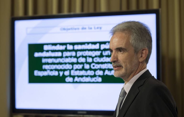 GRA254. SEVILLA, 23/06/2015.- El consejero de Salud, Aquilino Alonso, anunció hoy en Sevilla que el Consejo de Gobierno de la Junta de Andalucía ha dado luz verde al inicio de la tramitación de la Ley de Sostenibilidad del Sistema Sanitario Público Andaluz, que &quot;blindará&quot; la salud como &quot;un derecho&quot; ciudadano y una &quot;obligación&quot; de los responsables públicos.EFE/Julio Muñoz