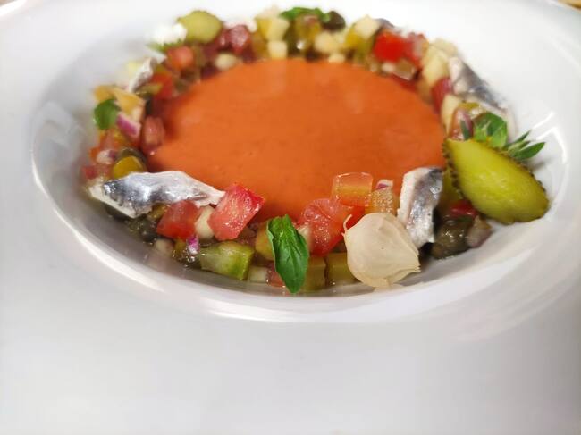 Tartar de tomate con gazpacho de fresas