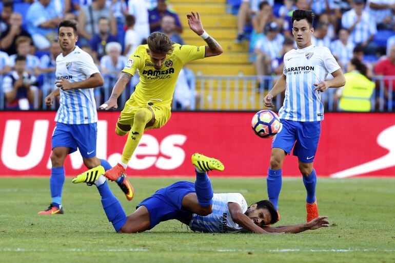 Samu Castillejo salta por encima de Recio en el Málaga-Villarreal