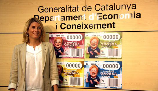 La directora general de Tributs, Elsa Artadi, amb la nova imatge de les participacions.