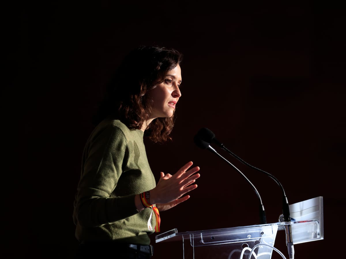 Ayuso propaga el bulo sobre el censo electoral y la regularización de migrantes