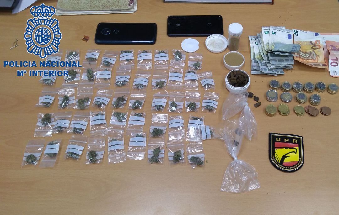 La Policía Nacional ha incautado dinero en metálico, bolsas de marihuana y posturas de hachís