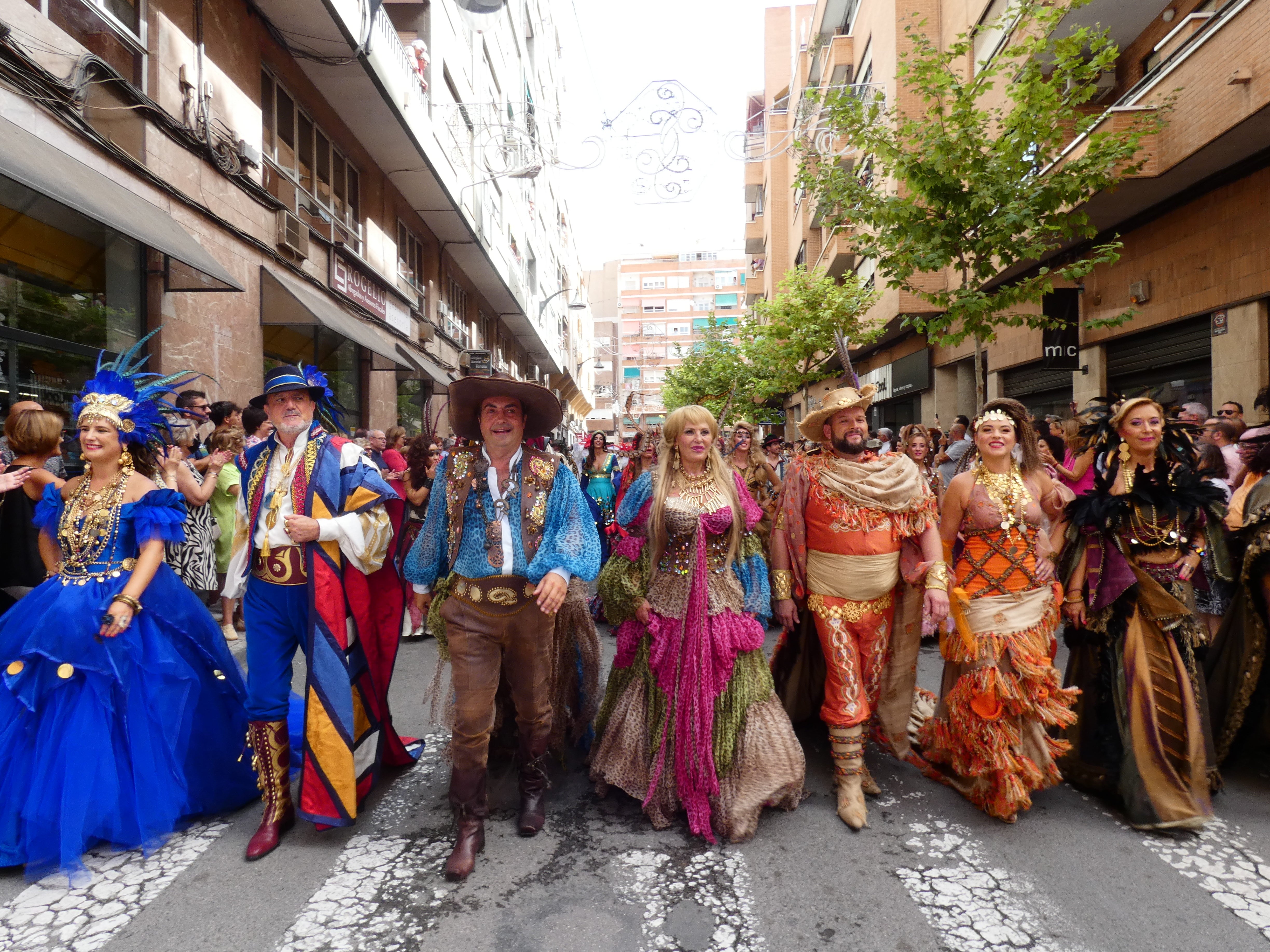 Capitanías de años atrás los Zíngaros en el desfile conmemorativo por el 75 aniversario de la comparsa