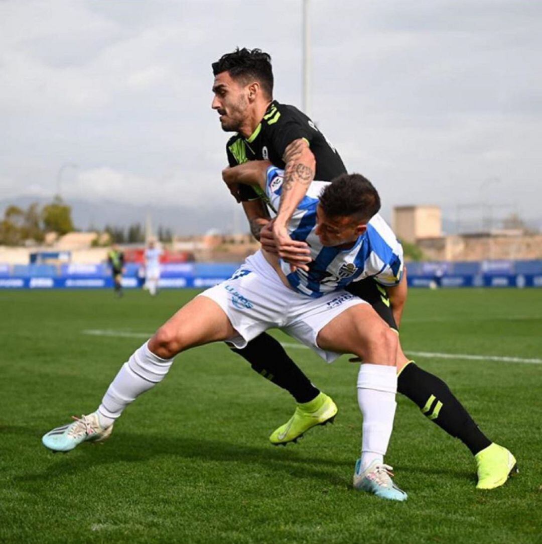 Alberto Gil protege un balón frente al Rayo Majadahonda