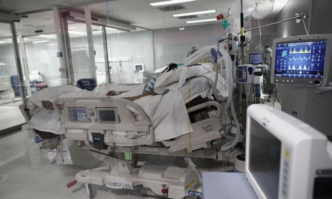 Un enfermo en una cama de la UCI.