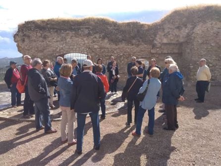 Grupo de visitantes en la PLaza de Armas del Castillo de Jódar