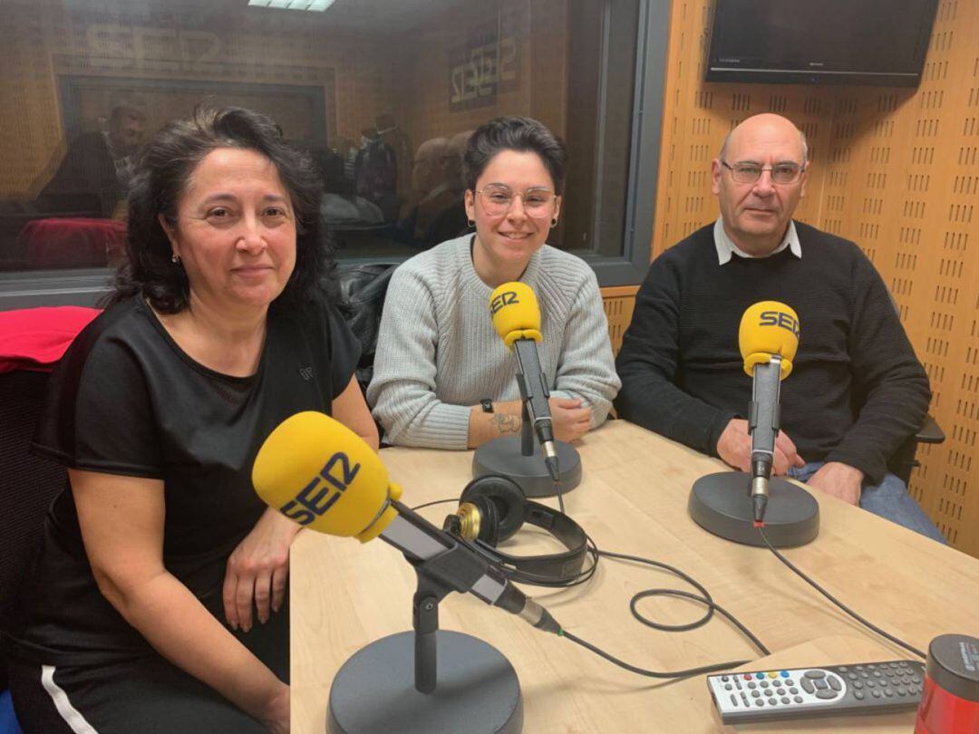 Izhan rodeado de sus padres en los estudios de Radio Palencia de la Cadena SER