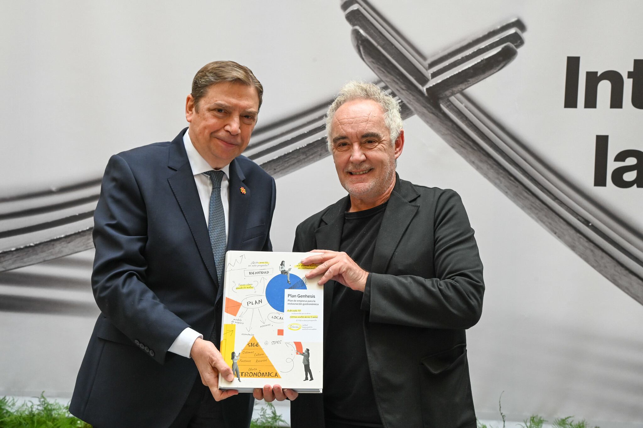 Luis Planas y Ferran Adrià, durante la presentación del Plan Internacional de la Gastronomía Española.
