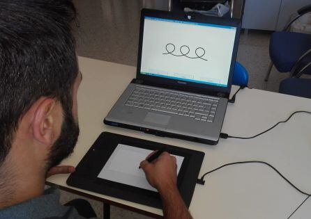 Uno de los participantes escribiendo en la tablet