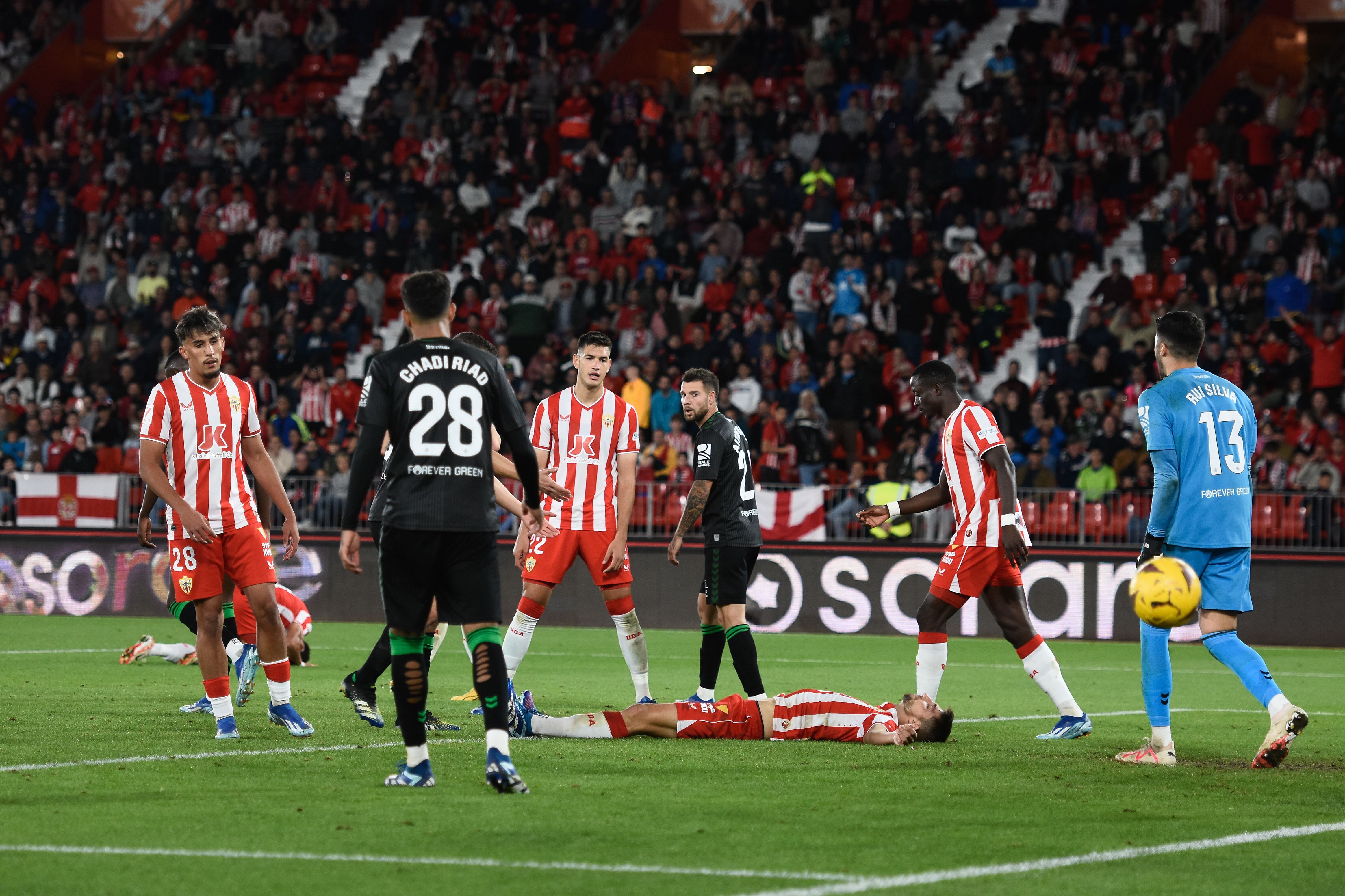 Montes y Edgar se declaran pareja de centrales en el Almería.