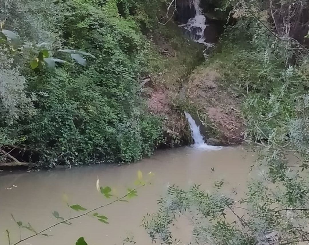 Caída de agua despejada por Espeleoduero