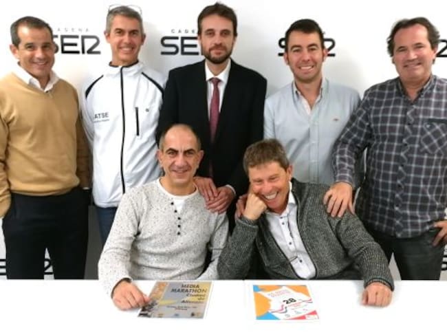 Componentes del "sanedrín en zapatillas" de Alicante Corre: José Luis Giménez (segundo por la izquierda), Pere Rostoll, Luis Navas, de pie, junto a José Manuel Albentosa. Y sentados: César Bañuls y Jesús Jurado