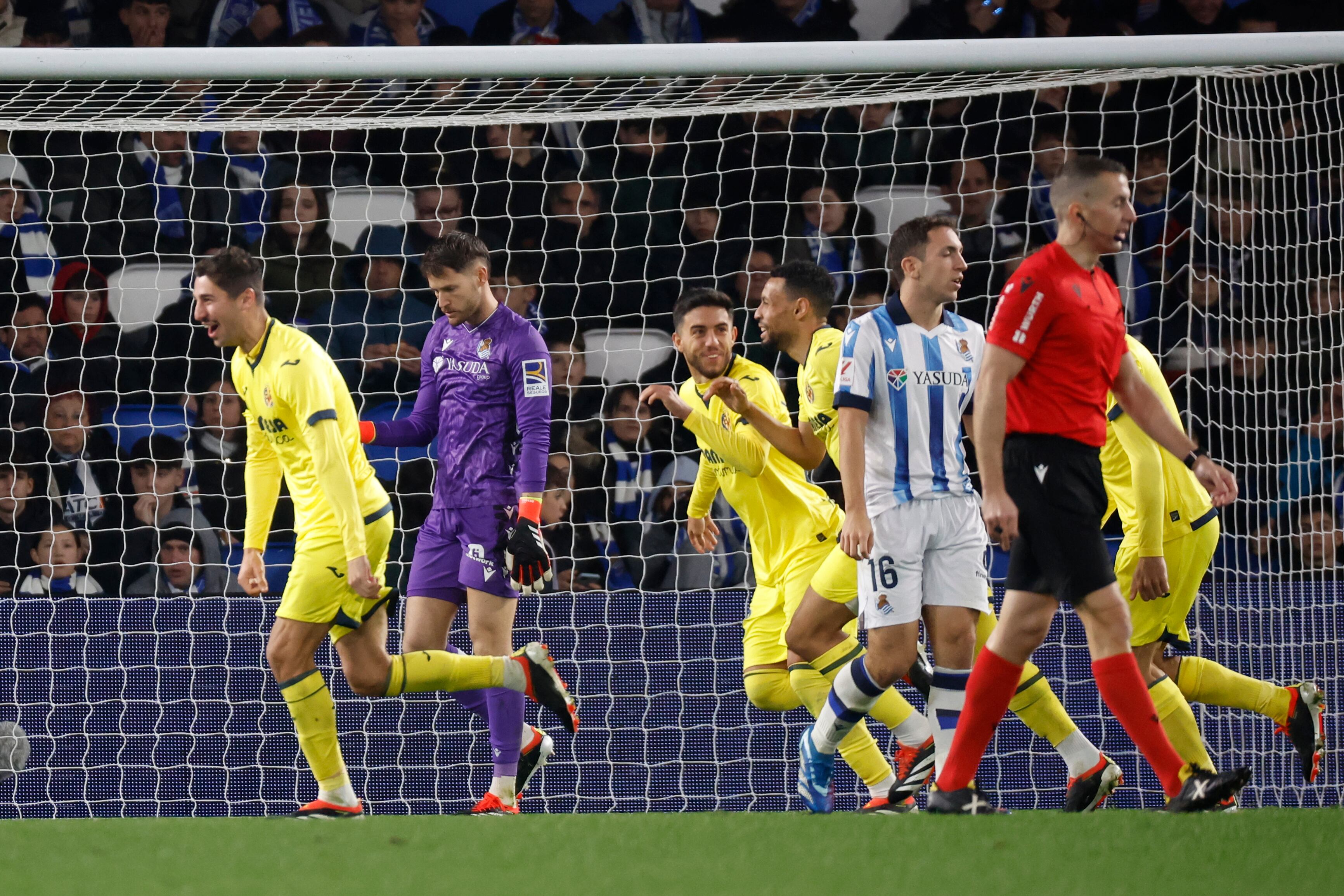 SAN SEBASTIÁN, 23/02/2024.- El centrocampista del Villarreal Santiago Comesaña (i) celebra tras marcar el segundo gol ante la Real Sociedad, durante el partido de Liga que Real Sociedad y Villarreal CF disputan este viernes en el Reale Arena, en San Sebastián. EFE/Juan Herrero
