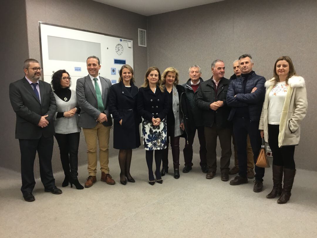 La consejera de salud en funciones, Marina Álvarez junto a los alcaldes de la comarca de Cazorla en la presentación de la cronologia para la puesta en funciones del HARE de Cazorla