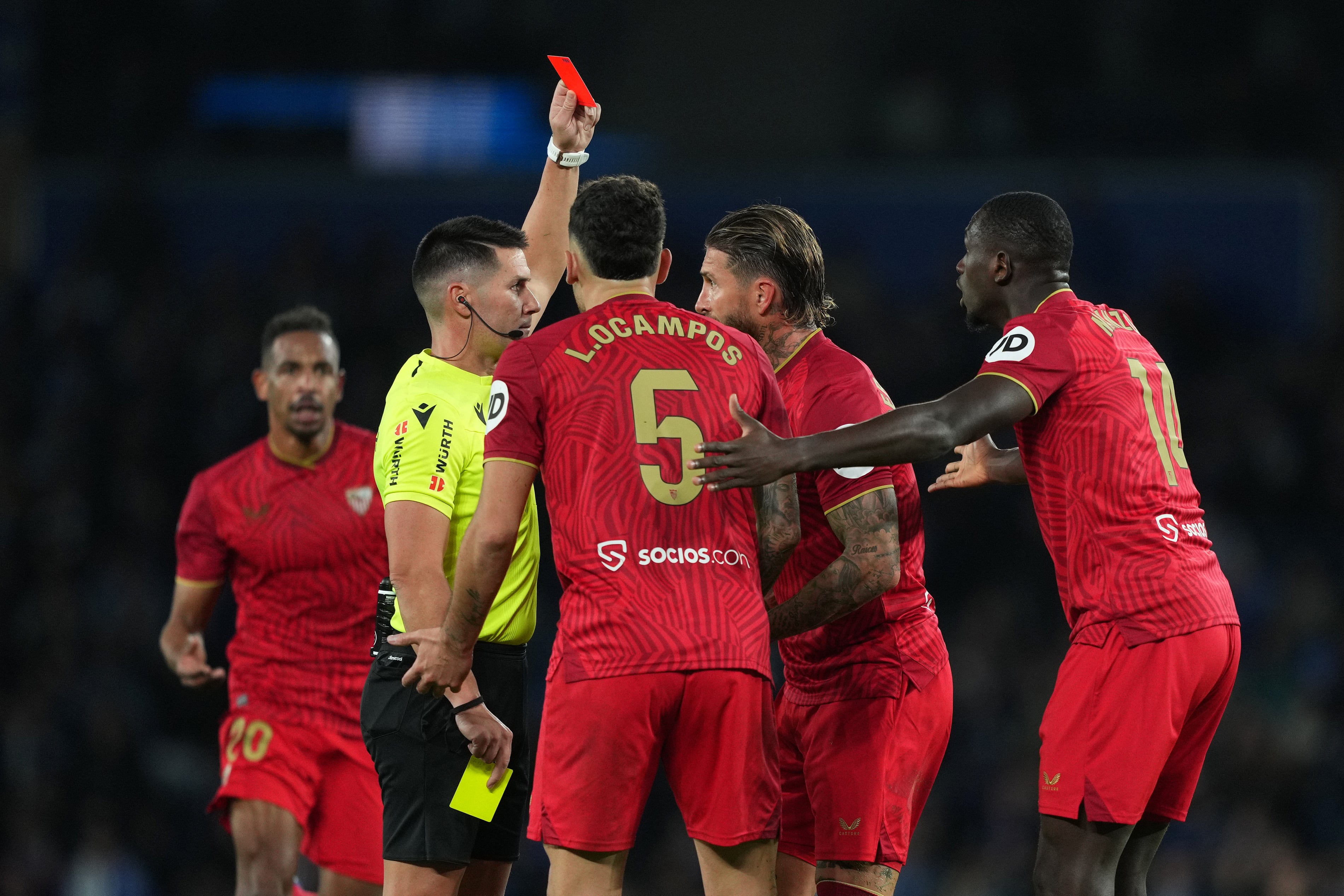 Miguel Ángel Ortiz Arias muestra la cartulina roja a Sergio Ramos durante la Real Sociedad - Sevilla.