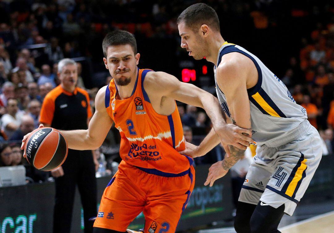 El escolta serbio del Valencia Basket Vanja Marinkovic (i) intenta superar a su compatriota Stefan Jovic. EFE, Miguel Ángel Polo. 