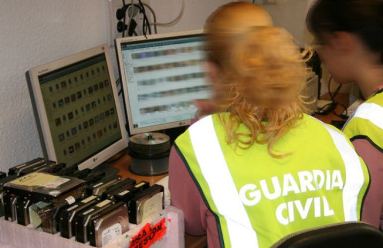 Agentes de la Guardia Civil llevan a cabo una operación contra la pornografía infantil, en una fotografía de archivo.