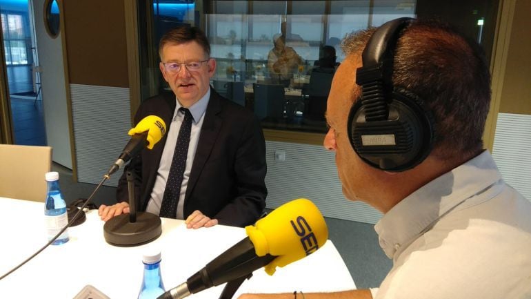 El president, Ximo Puig, en los estudios de Radio Castellón junto al director, Jesús López