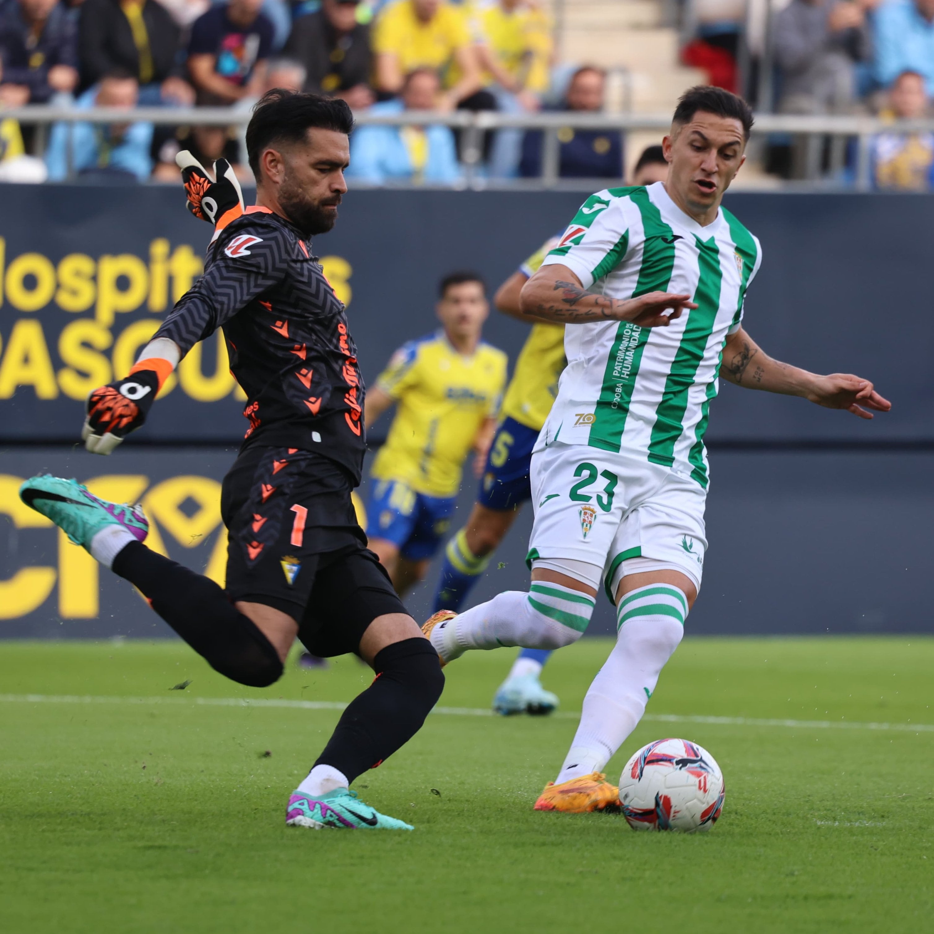 Carracedo disputa el balón al portero del Cádiz (Prensa CCF)