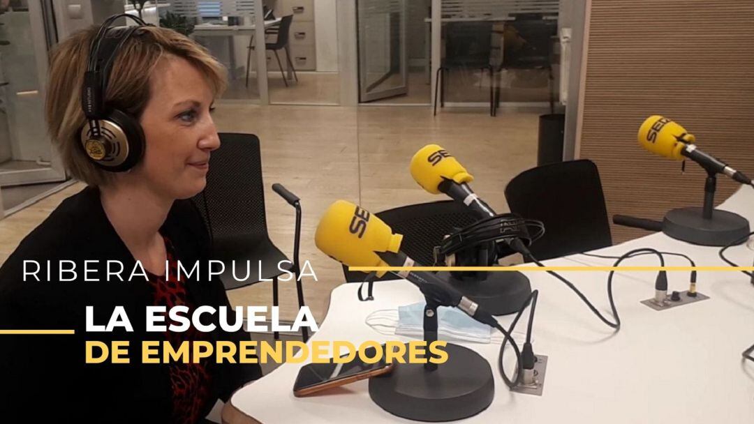 Cristina Martín, una de las responsables de JEARCO, en los estudios de Radio Aranda - Cadena SER.