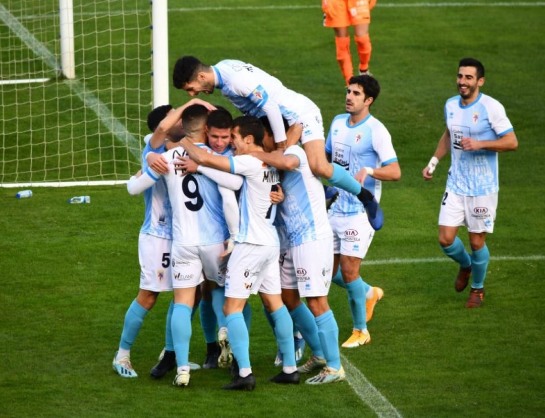 Los jugadores del Compos celebran el gol de Brais Abelenda al Pontevedra en la primera vuelta