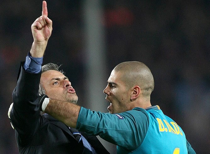 Valdés se encara con Mourinho por sus gestos en el Camp Nou