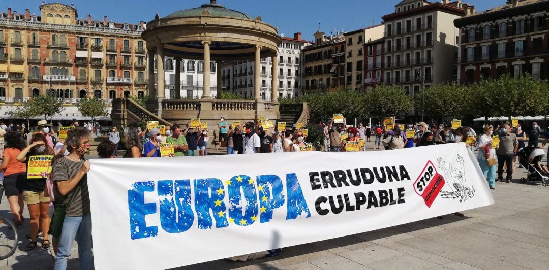 Concentración en Pamplona para exigir la reubicación de los migrantes afectados por el incendio del campo de refugiados de Moria